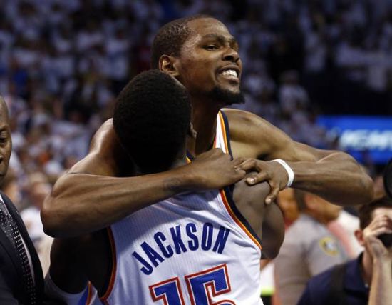 本届正赛采 本届正赛采